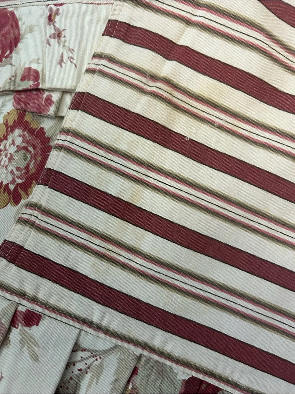 Waverly Garden Rose place mats. A few stains shown in pictures. 4 piece.